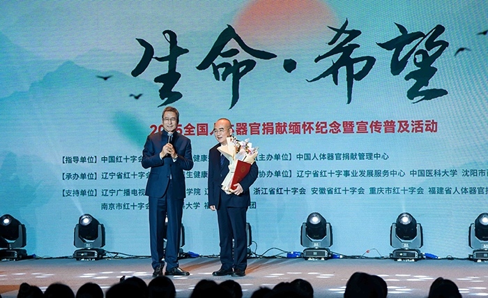 中國紅十字會(huì)副會(huì)長白巖松在現(xiàn)場(chǎng)采訪“人民英雄”張定宇教授。主辦方供圖