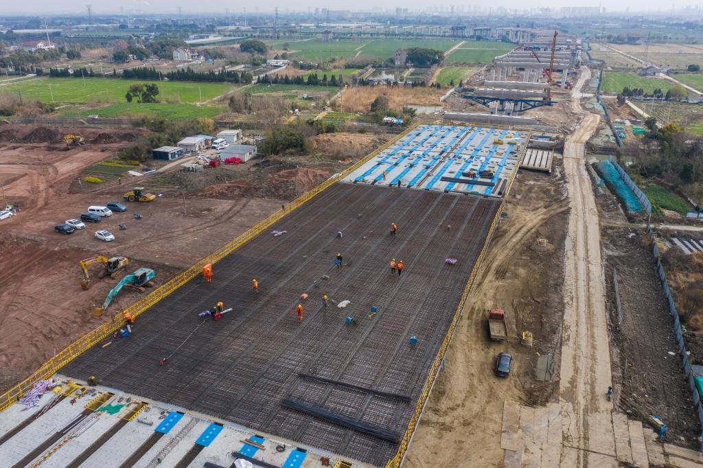 3月7日，在524國(guó)道秀洲王江涇至新塍公路工程TJ02標(biāo)段，作業(yè)人員正在進(jìn)行60米鋼混組合梁現(xiàn)澆橋面板鋼筋焊接及綁扎作業(yè)（無(wú)人機(jī)照片）。新華社記者 徐昱 攝