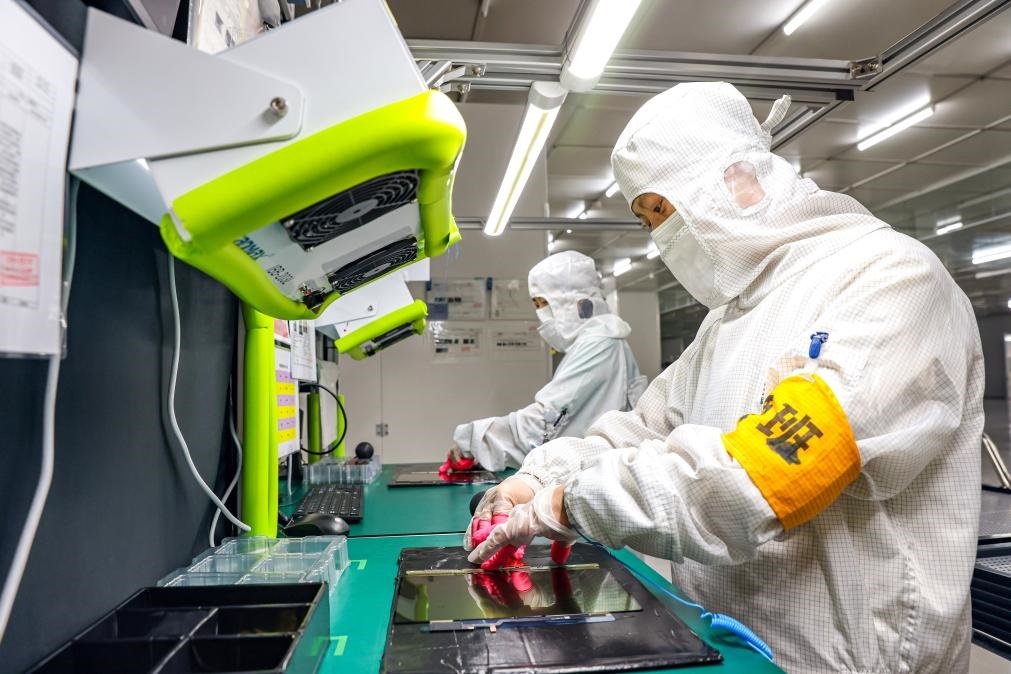 3月27日，在位于寧夏賀蘭工業(yè)園區(qū)的湯姆森電氣有限公司生產(chǎn)車間內(nèi)，工作人員制作硅膠絕緣護(hù)套。新華社記者 楊植森 攝