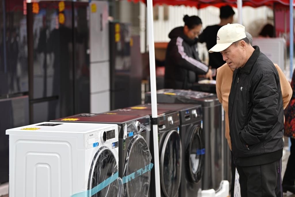 3月28日，天津市北辰區(qū)舉行2025年消費(fèi)品以舊換新惠民服務(wù)活動(dòng)，吸引眾多市民前來(lái)選購(gòu)。新華社記者 李然 攝