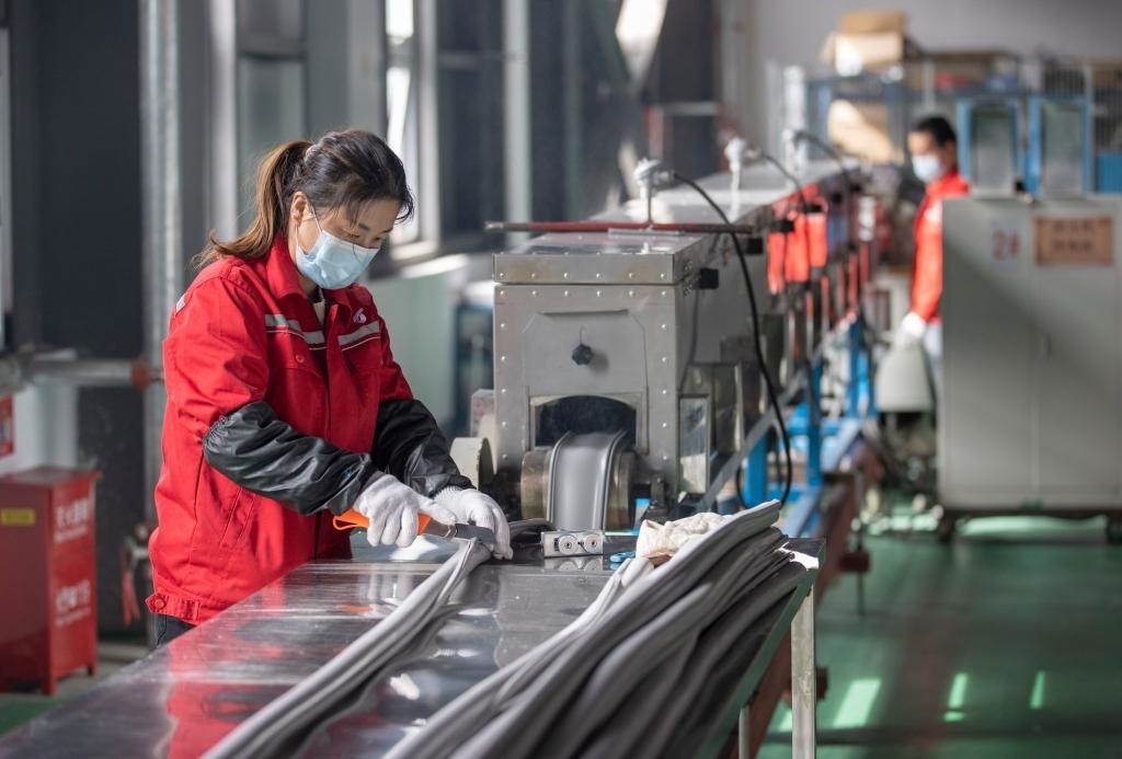 3月27日，在位于寧夏賀蘭工業(yè)園區(qū)的湯姆森電氣有限公司生產(chǎn)車間內(nèi)，工作人員制作硅膠絕緣護(hù)套。新華社記者 楊植森 攝
