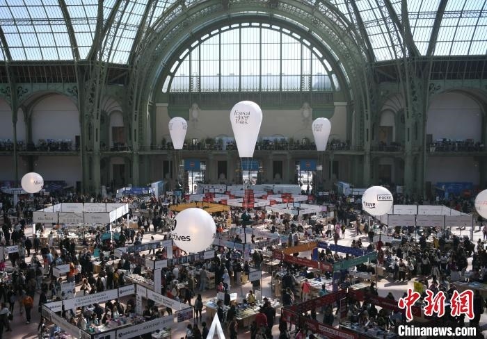 當(dāng)?shù)貢r(shí)間4月11日，2025年巴黎圖書節(jié)在巴黎大皇宮揭幕。圖為巴黎大皇宮的圖書節(jié)現(xiàn)場。中新社記者 李洋 攝