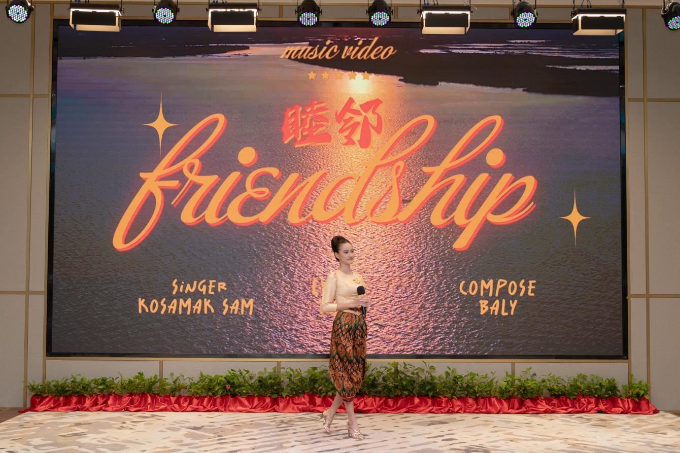柬埔寨歌手珂撒瑪演唱紀錄片《睦鄰·柬埔寨》主題曲。柬埔寨數(shù)字電視有限公司供圖