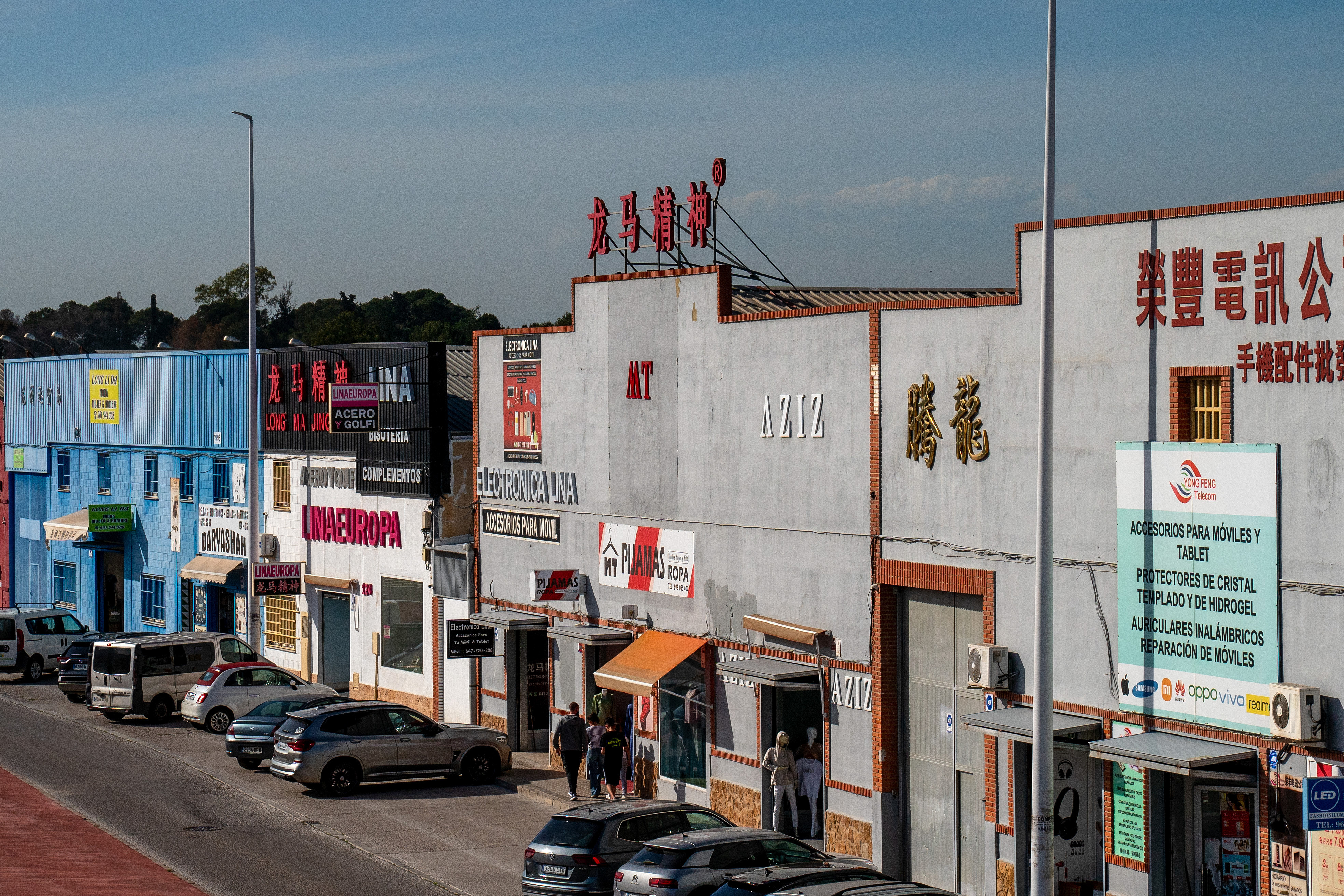 當(dāng)?shù)貢r(shí)間2025年4月10日，西班牙瓦倫西亞國際機(jī)場附近的中資批發(fā)零售商店。