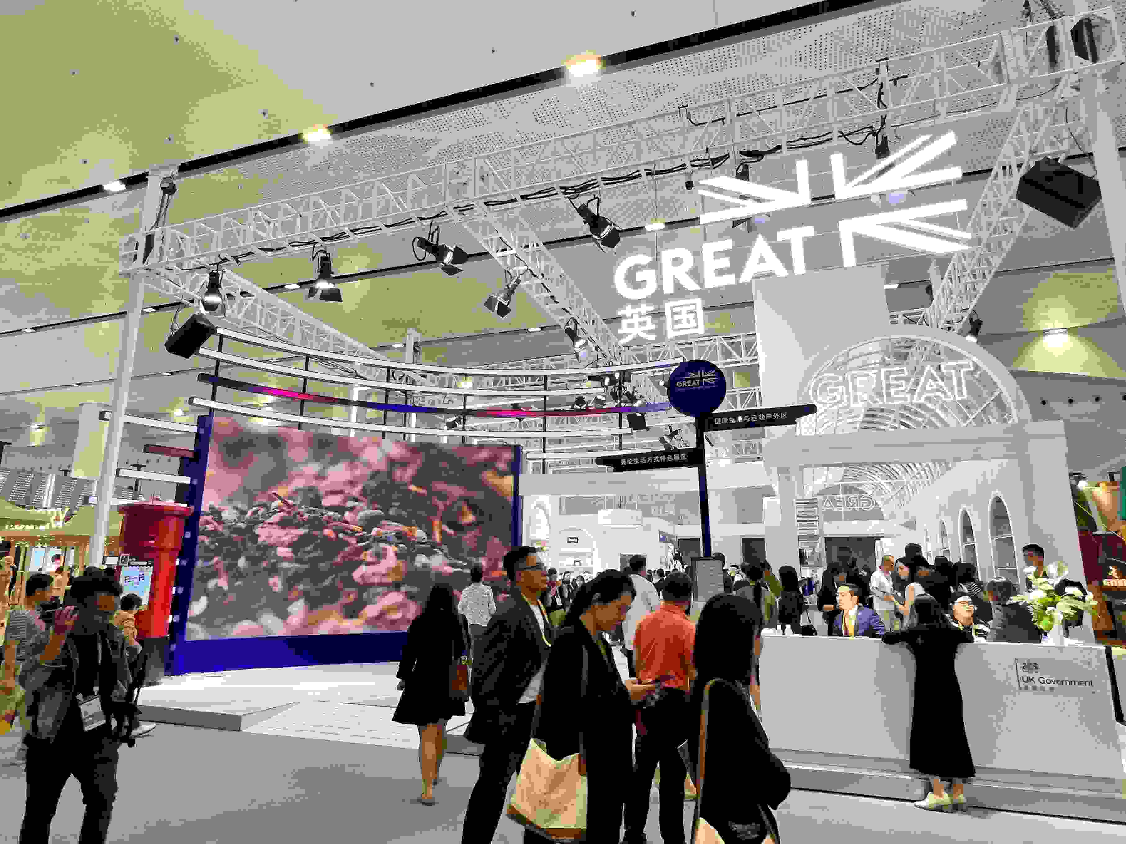 在消博會(huì)上，主賓國(guó)英國(guó)國(guó)家館開館。人民網(wǎng)記者 趙瞳攝