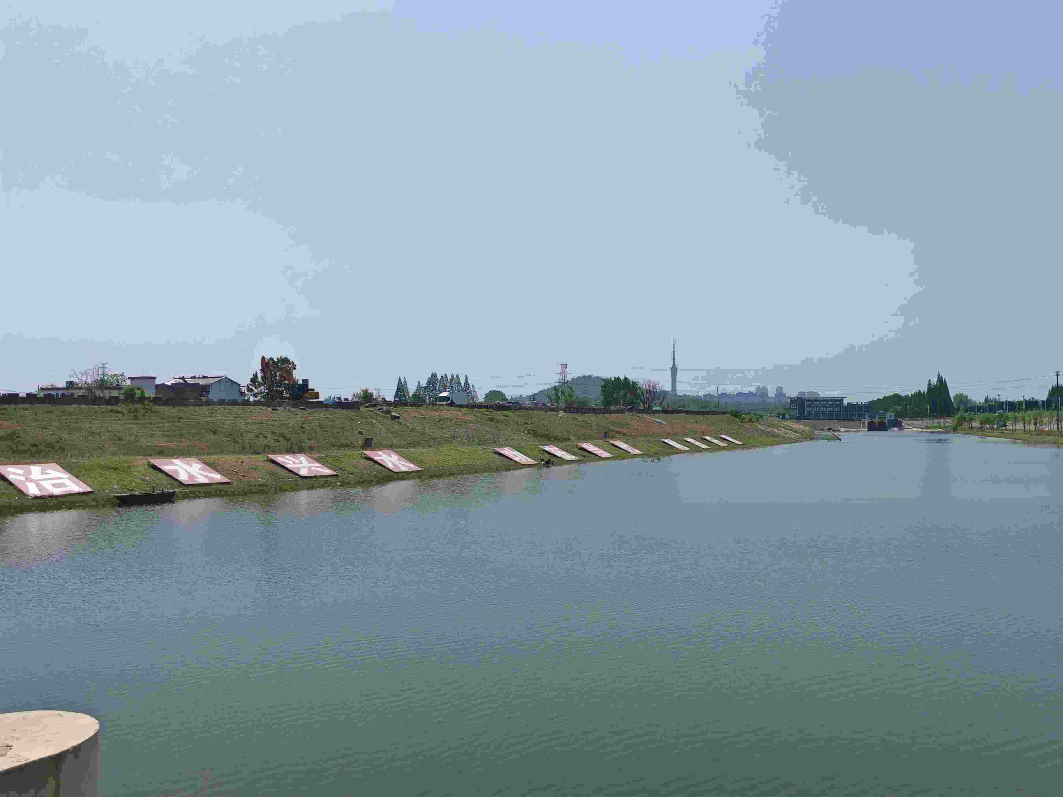 在龍子湖樞紐上眺望靚麗的淮河美景。人民網(wǎng)記者 王子鋒攝