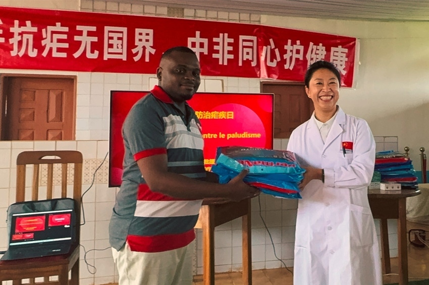【3】贈送抗瘧物資。中國（山西）第24批援喀麥隆姆巴爾馬尤醫(yī)療隊(duì) 供圖