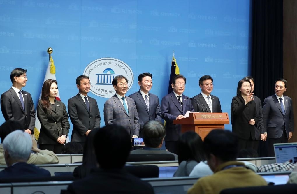 4月11日，李在明在韓國(guó)首爾舉行的新聞發(fā)布會(huì)上介紹他的總統(tǒng)競(jìng)選團(tuán)隊(duì)。新華社記者姚琪琳攝