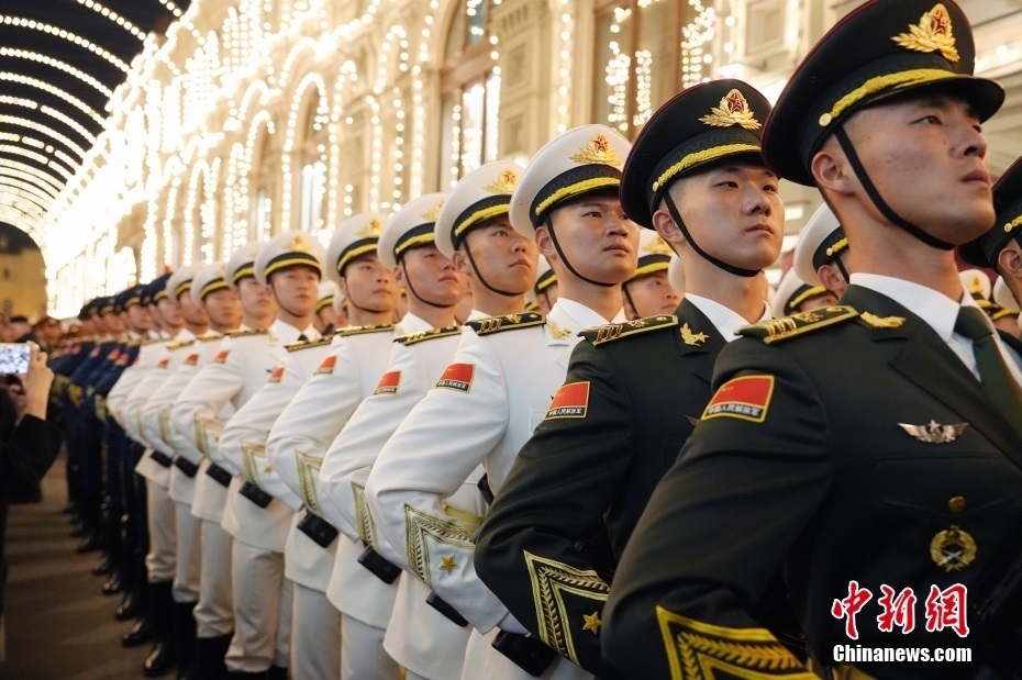 當?shù)貢r間5月3日晚，俄羅斯首都莫斯科，俄羅斯紀念衛(wèi)國戰(zhàn)爭勝利80周年閱兵式第二次彩排，中國人民解放軍儀仗司禮大隊震撼亮相，受到華僑華人、留學生和當?shù)孛癖姛崃覛g迎。中新社記者 田冰 攝