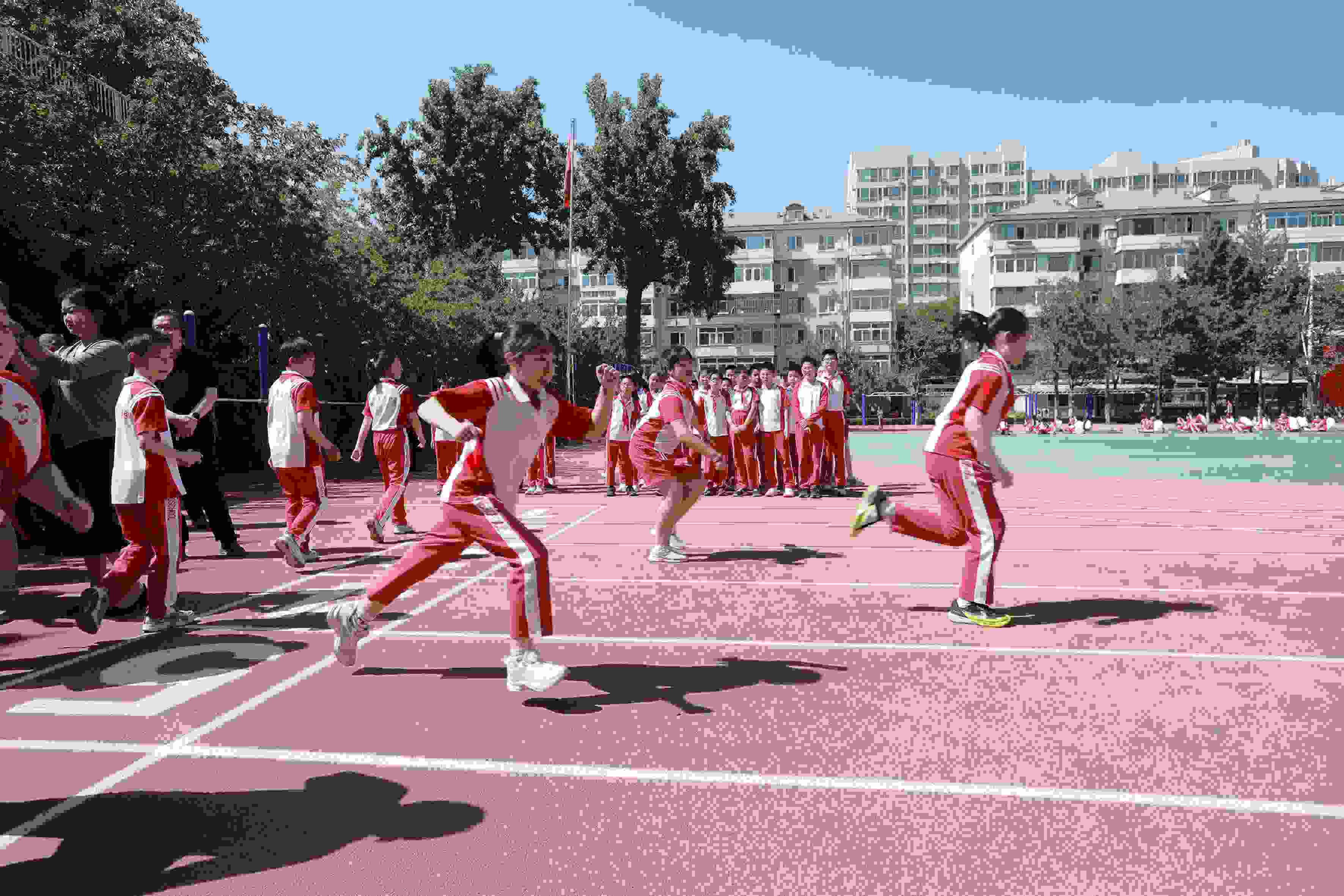 學(xué)生利用人工智能進(jìn)行50米測(cè)試。北京市教委供圖