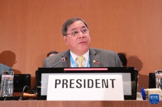 5月20日，在瑞士日內(nèi)瓦，第78屆世界衛(wèi)生大會主席赫爾博薩宣布審議通過“大流行協(xié)定”。新華社記者 杜哲宇 攝