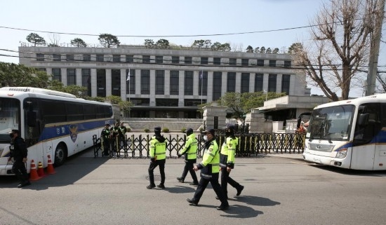 4月3日，在韓國首爾，警察在韓國憲法法院前執(zhí)勤。新華社記者姚琪琳攝