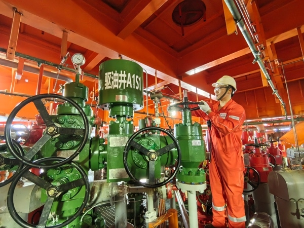 生產(chǎn)人員正在打開二氧化碳驅(qū)油井采油樹閥門。受訪者供圖