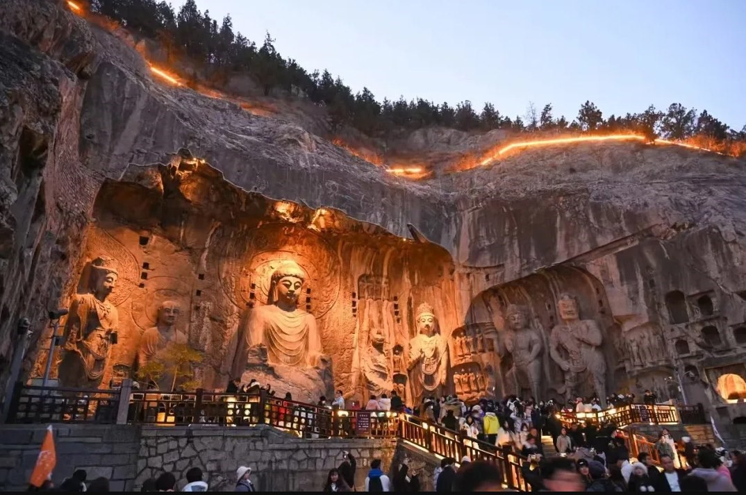 游客在龍門石窟參觀游覽。