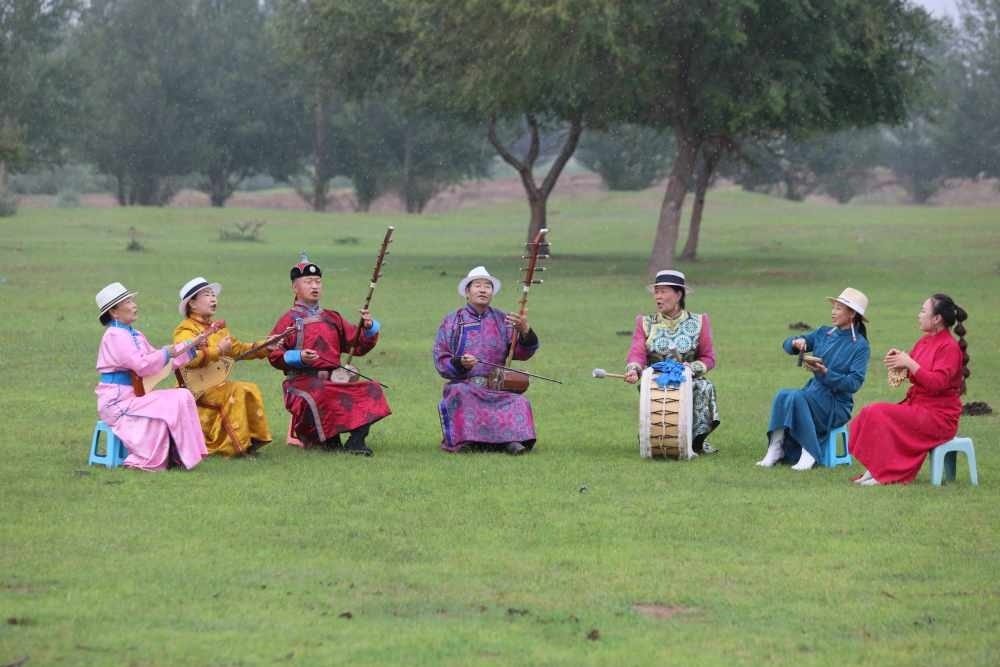 2024年7月16日，《格薩（斯）爾》史詩說唱傳承人在內(nèi)蒙古赤峰市巴林右旗戶外表演。（胡斯楞攝）