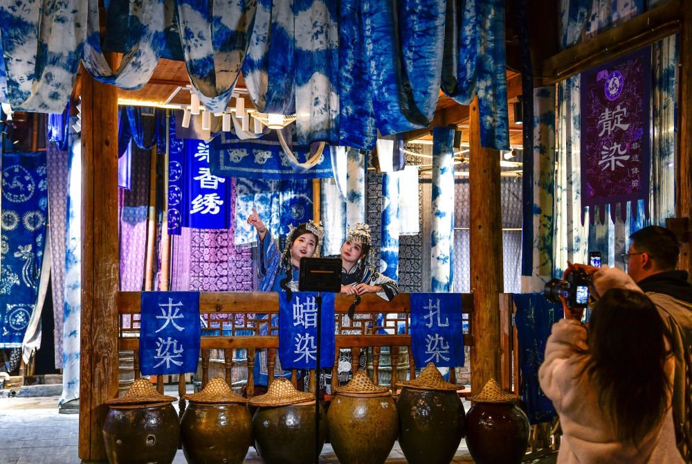 2025年3月17日，游客在貴州省黎平縣肇興侗寨里留影。新華社記者楊文斌 攝