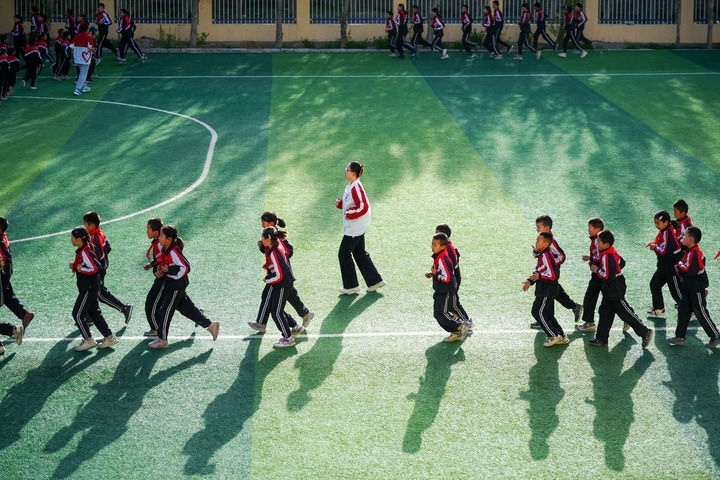 2025年4月24日，在新疆克州阿圖什市哈拉峻鄉(xiāng)謝依特小學(xué)，支教教師帶領(lǐng)學(xué)生晨跑。新華社記者 徐宏巖 攝