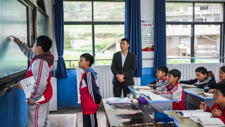 2024年11月21日，在地處烏蒙山區(qū)的貴州省六盤水市水城區(qū)亮巖小學(xué)，學(xué)生在供暖的教室內(nèi)學(xué)習(xí)。新華社記者 陶亮 攝