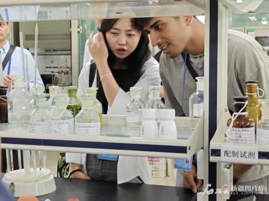 5月26日，2025上合組織國家媒體合作論壇嘉賓參觀新奇康藥業(yè)股份有限公司實驗室。石榴云/新疆日報記者 宋海波攝