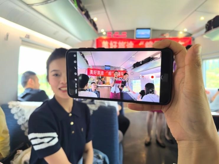 在活動中，旅客紛紛舉起手機拍攝。顏笑攝